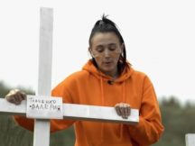 «Вони самі себе хоронять»: Пацанки рили собі могили і ставили хрести зі своїми іменами